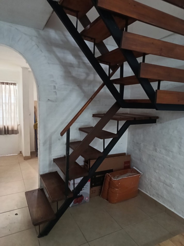 OPORTUNIDAD UNICA!! -  DUPLEX 2  AMBIENTES c/ DEPENDENCIA. CON PATIO, PARRILLA Y GUARDACOCHES CUBIERTO - ZONA CONSTITUCION 