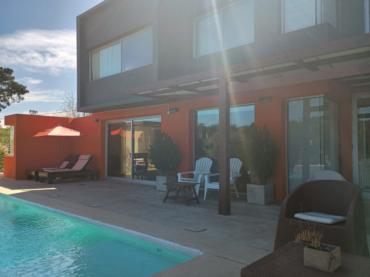 CASA MODERNA CON PILETA EN SIERRAS DE LOS PADRES 