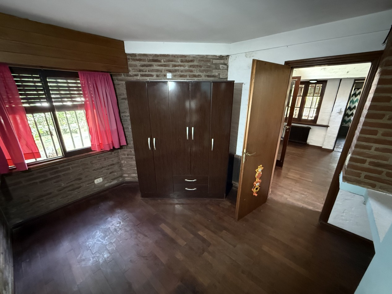 CASA QUINTA EN ESQUINA CON PARQUE 