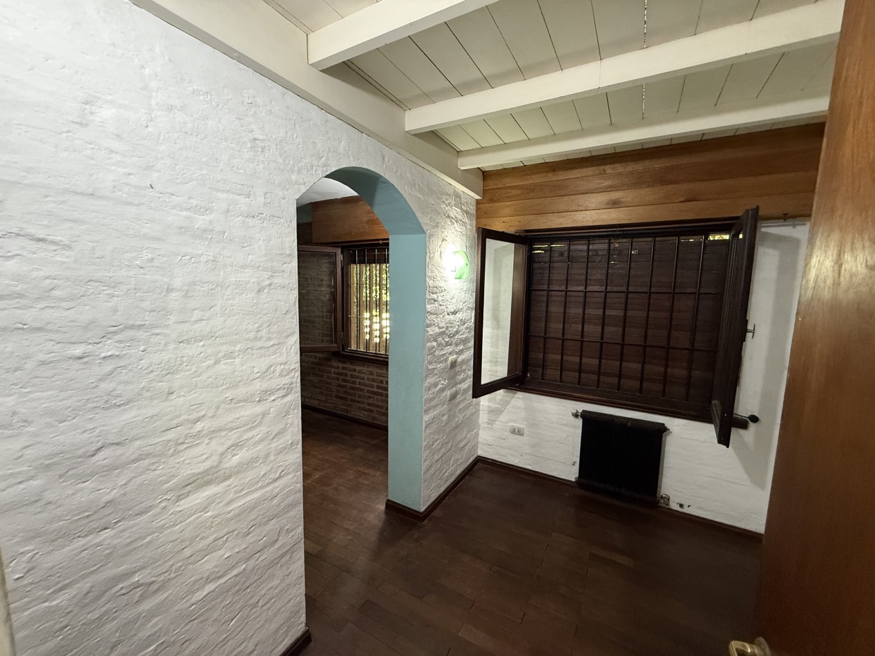 CASA QUINTA EN ESQUINA CON PARQUE 