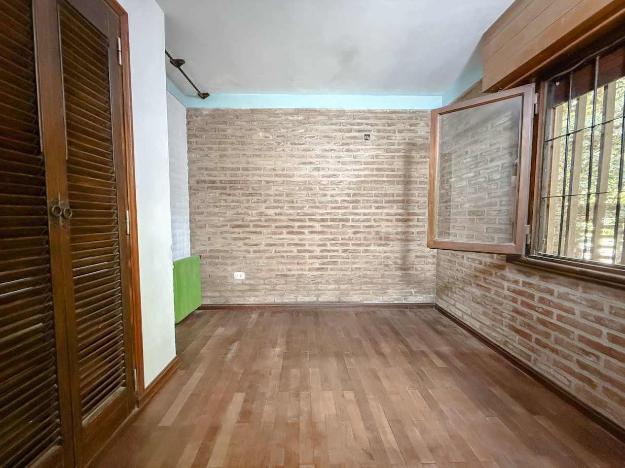 CASA QUINTA EN ESQUINA CON PARQUE 