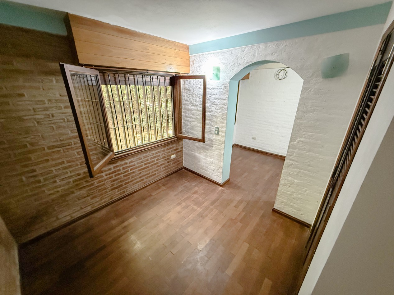 CASA QUINTA EN ESQUINA CON PARQUE 