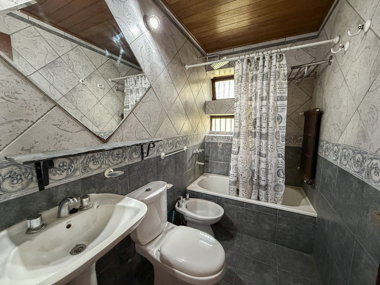 CASA QUINTA EN ESQUINA CON PARQUE 