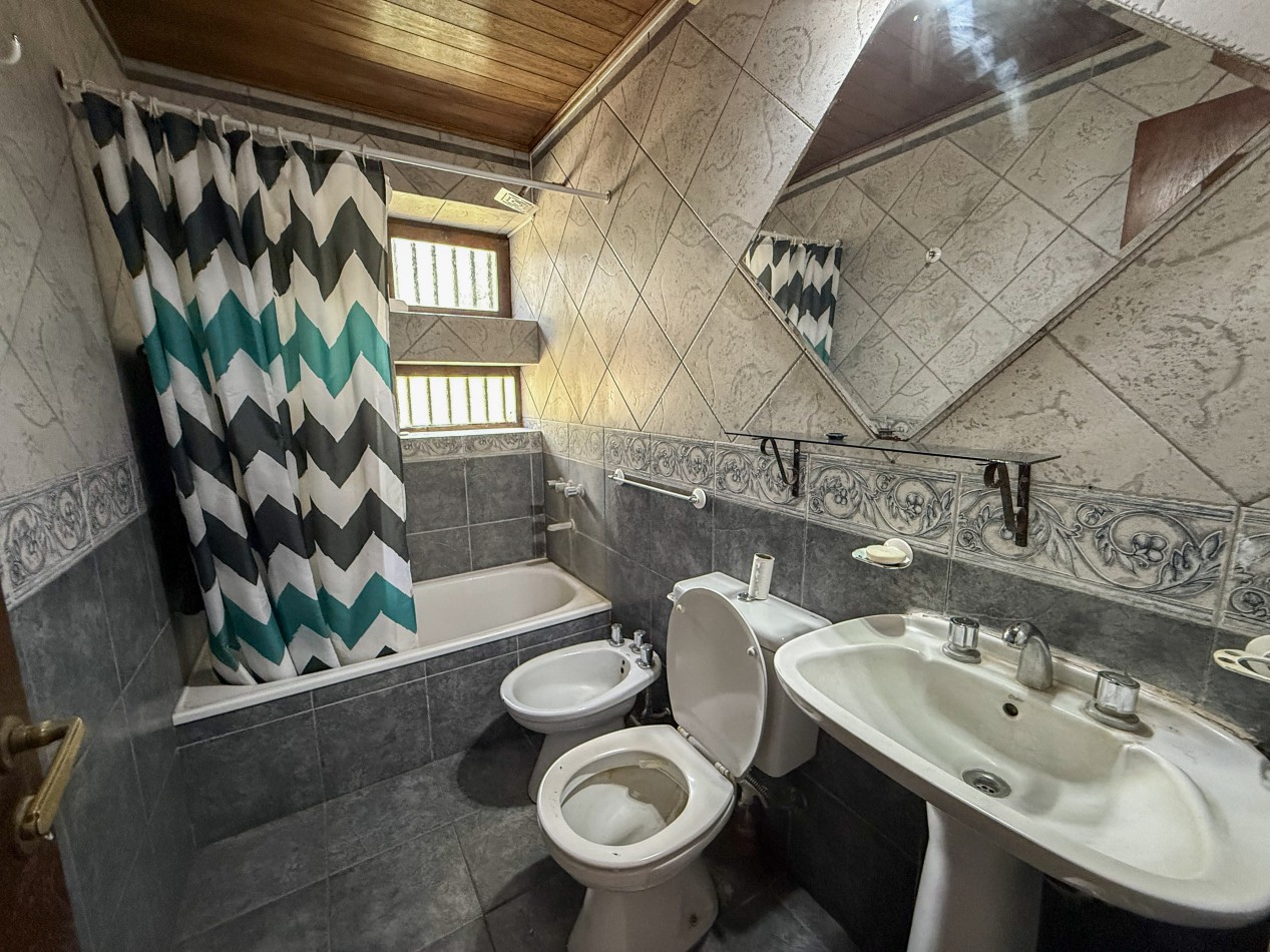 CASA QUINTA EN ESQUINA CON PARQUE 