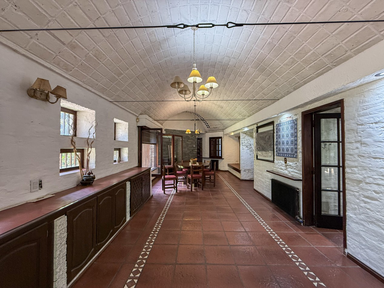 CASA QUINTA EN ESQUINA CON PARQUE 
