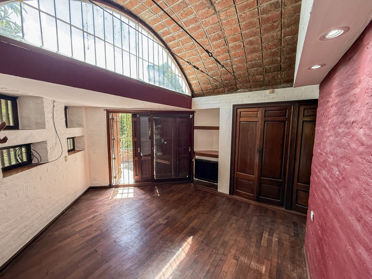 CASA QUINTA EN ESQUINA CON PARQUE 
