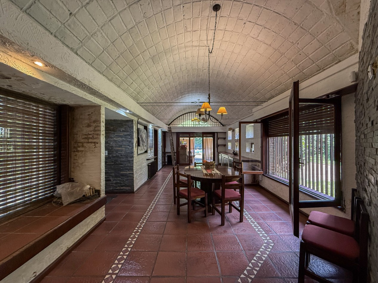 CASA QUINTA EN ESQUINA CON PARQUE 