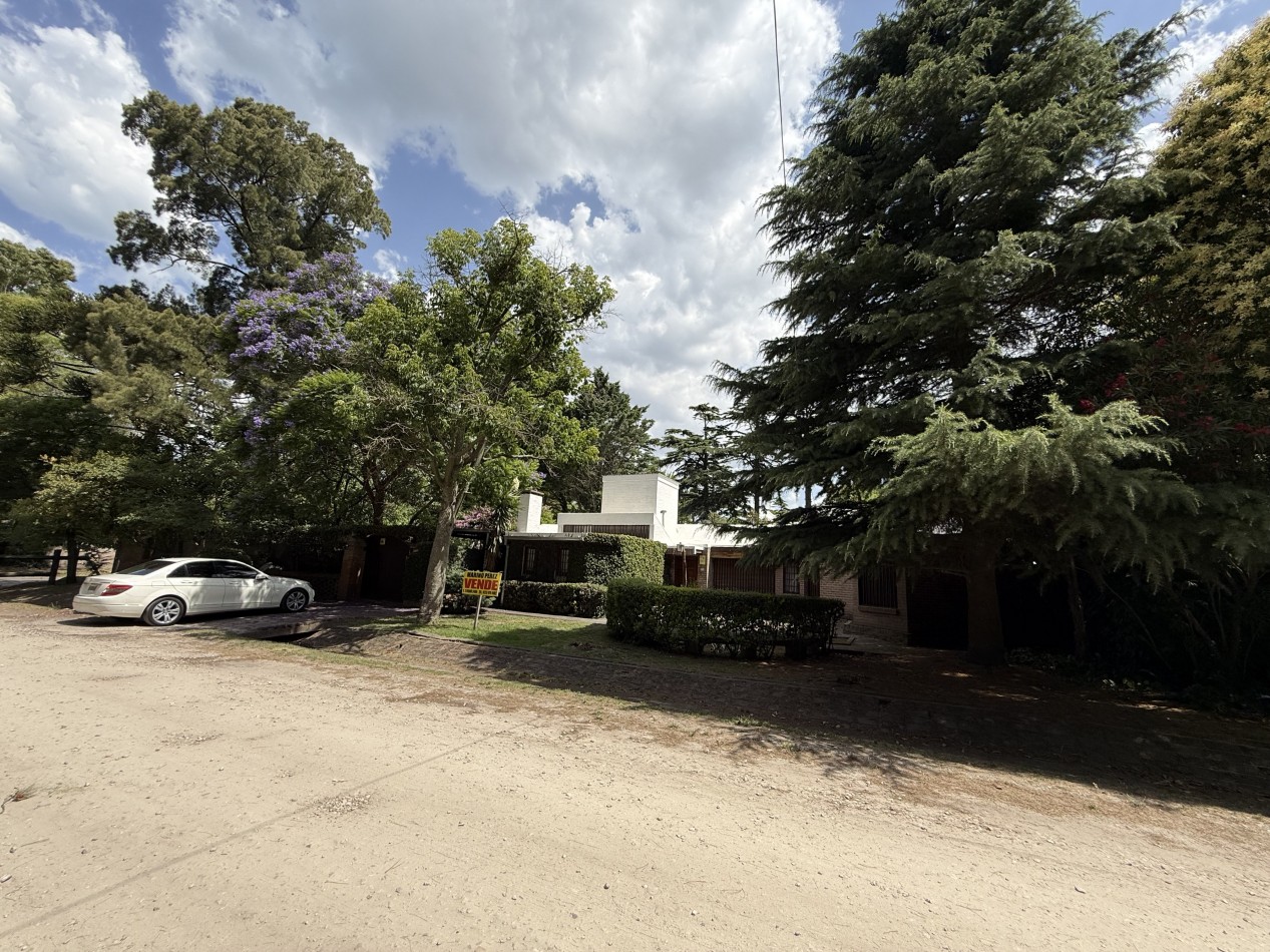 CASA QUINTA EN ESQUINA CON PARQUE 
