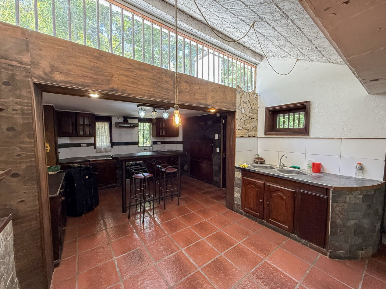 CASA QUINTA EN ESQUINA CON PARQUE 
