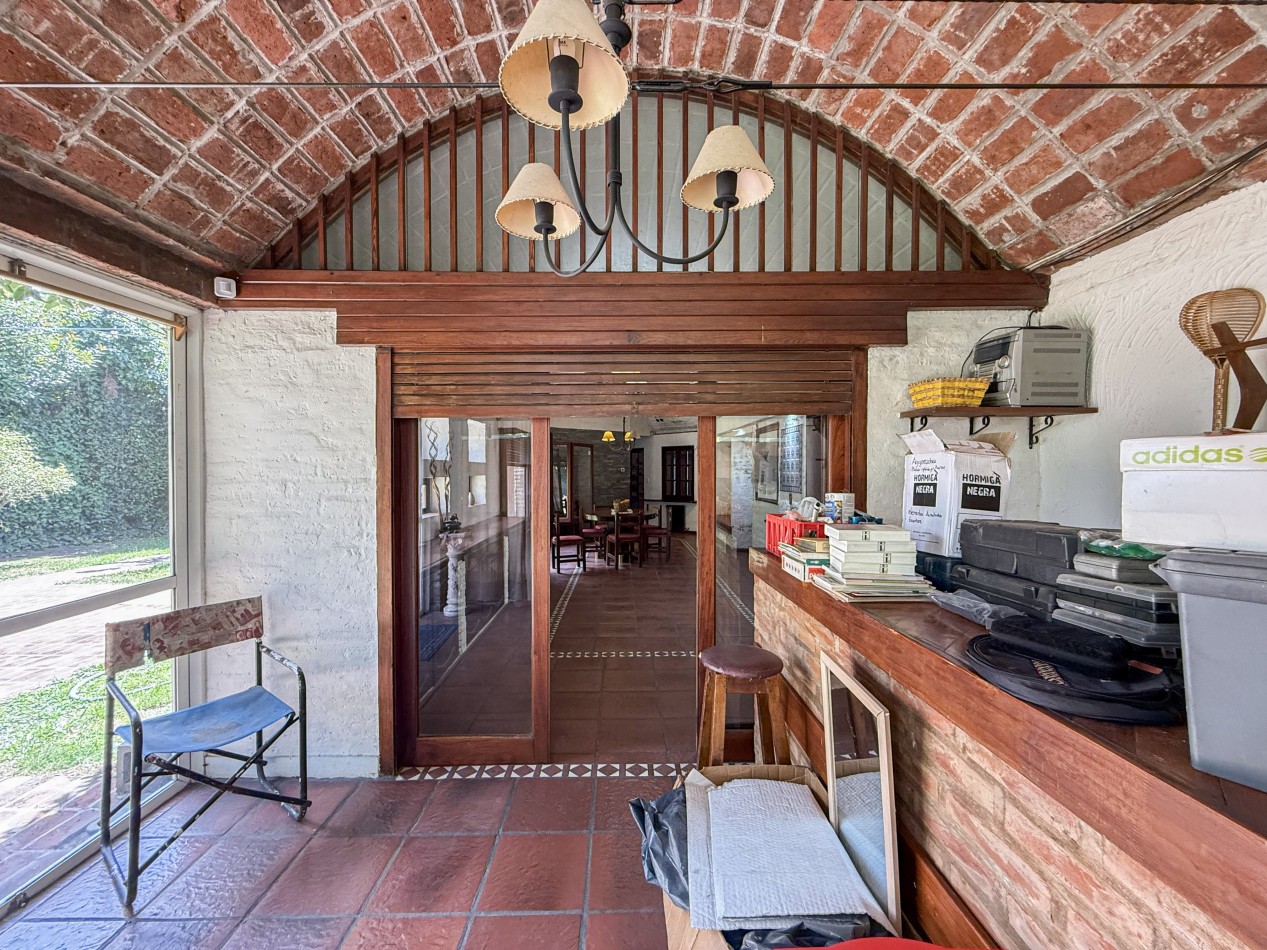 CASA QUINTA EN ESQUINA CON PARQUE 