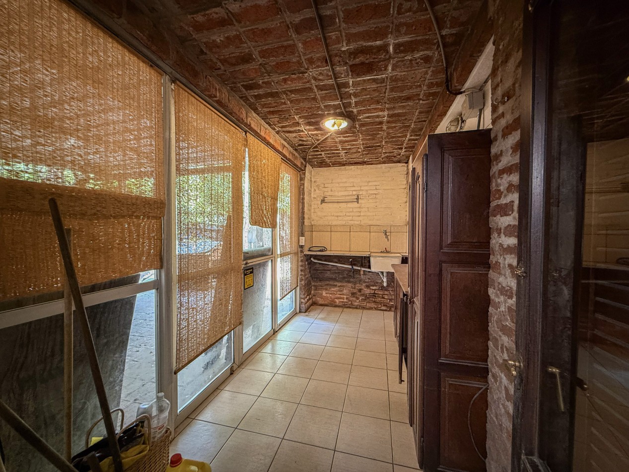 CASA QUINTA EN ESQUINA CON PARQUE 