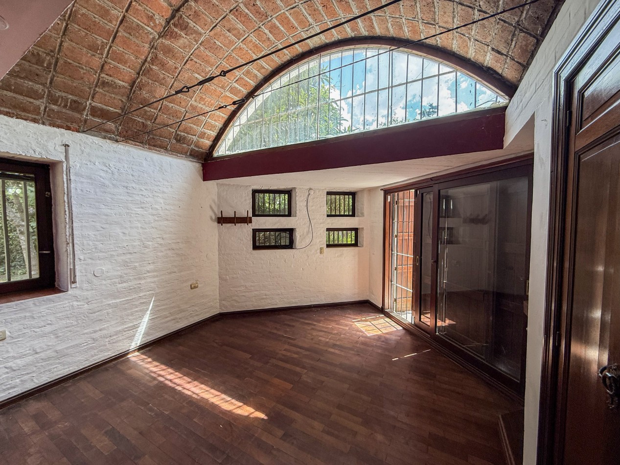 CASA QUINTA EN ESQUINA CON PARQUE 