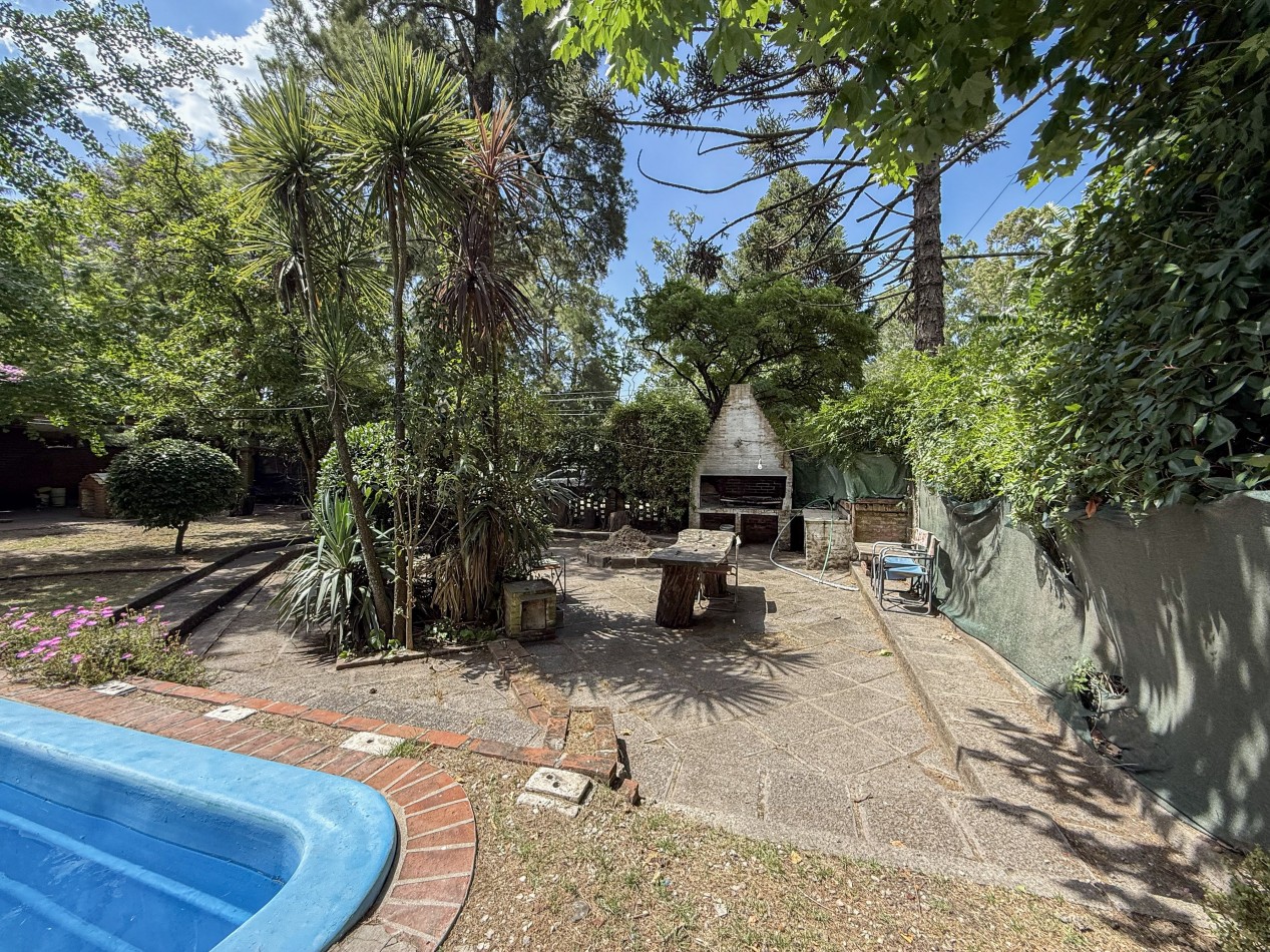 CASA QUINTA EN ESQUINA CON PARQUE 