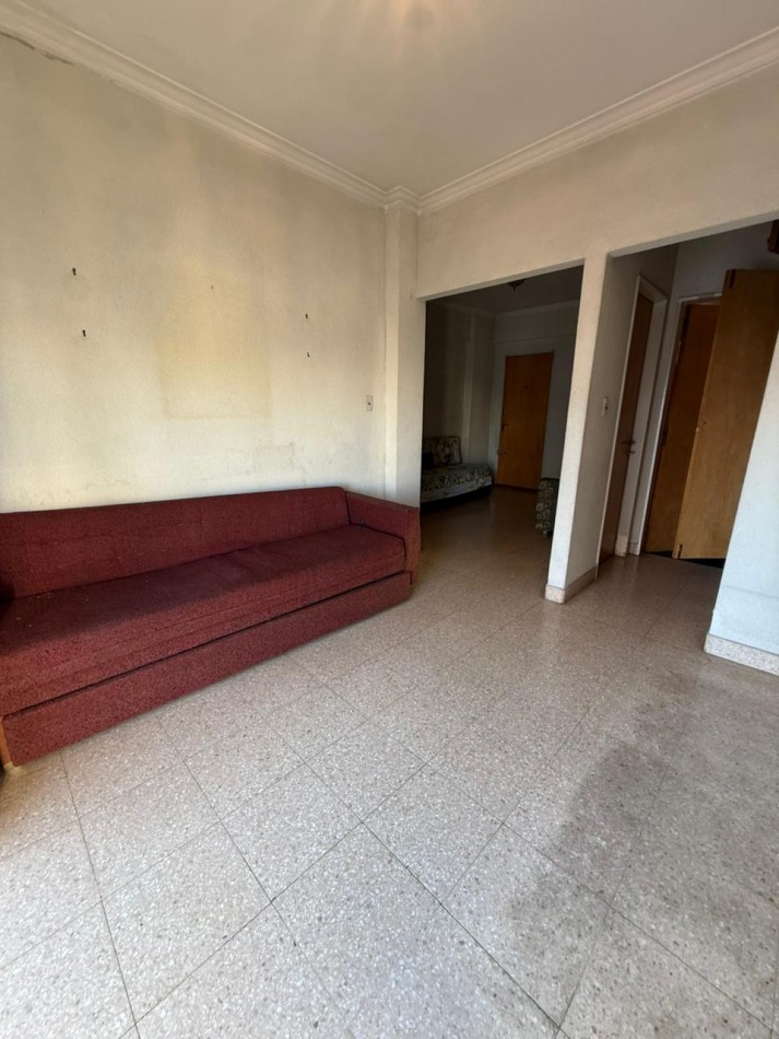 MONOAMBIENTE DESPLAZADO CON BALCON A LA CALLE
